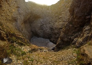Χιονότρυπα από πάνω..Φαίνεται η πάνω στρώση του πάγου